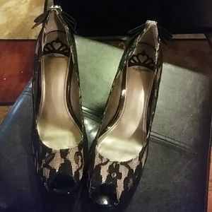 Size 10W Lace Fergie heel