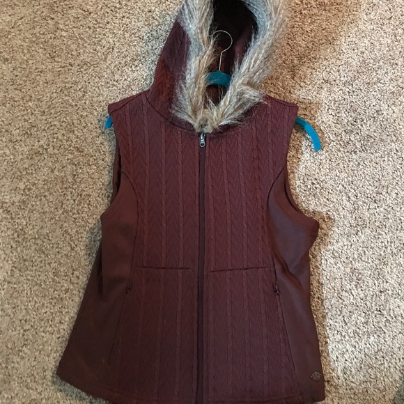 Maroon vest with fur - Picture 1 of 2