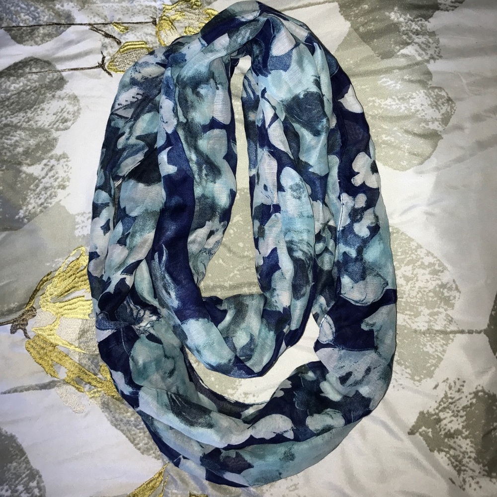 💙Blue floral infinity scarf💙