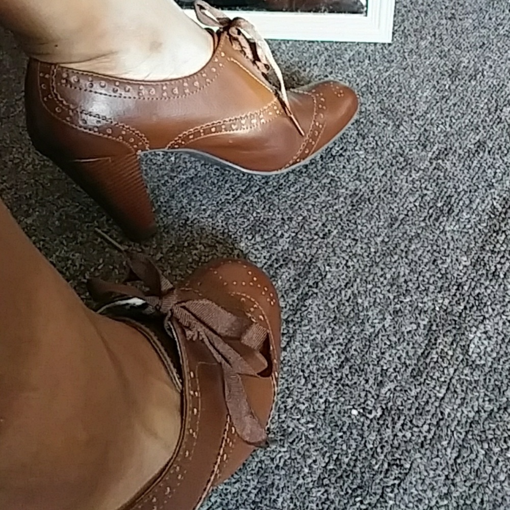 American Eagle Brown heels