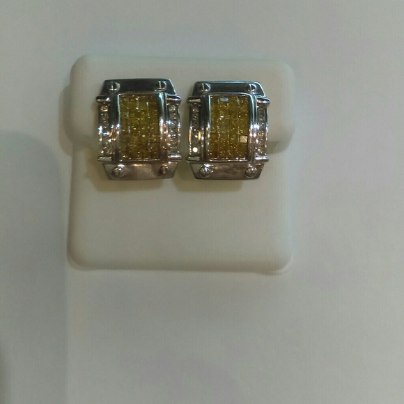 2.15CT Green diamond earrings 14KW