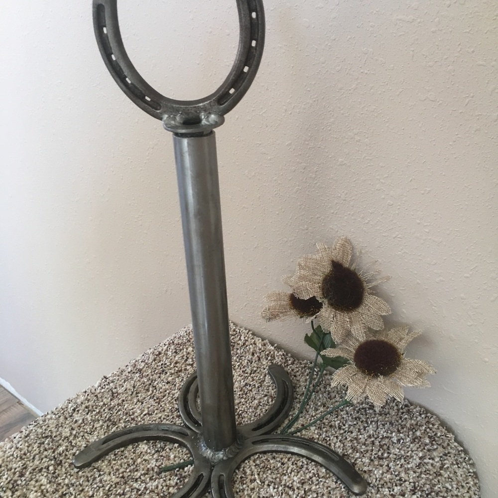 Rustic Handmade horseshoe paper towel holder!🌾🌸
