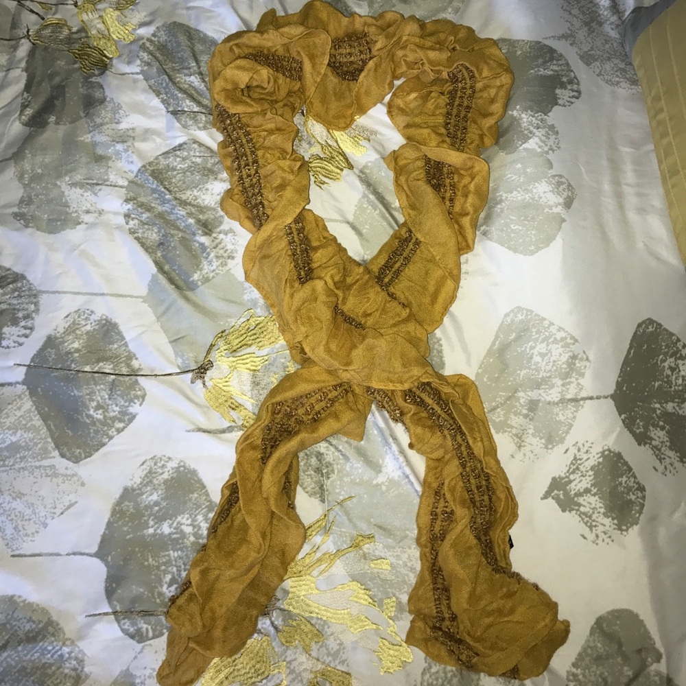 ⭐️Gold and black Scarf⭐️