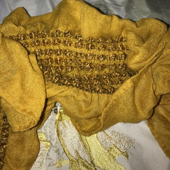 ⭐️Gold and black Scarf⭐️ - Picture 2 of 2