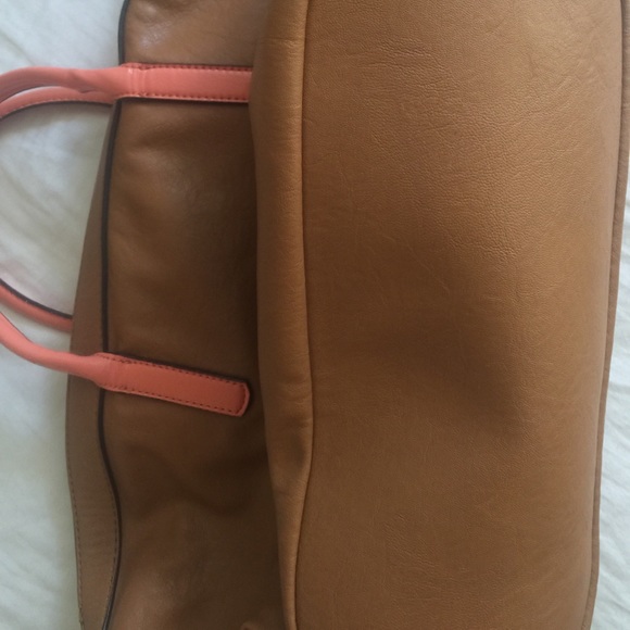 Guess Handbag/Tote - Picture 3 of 7