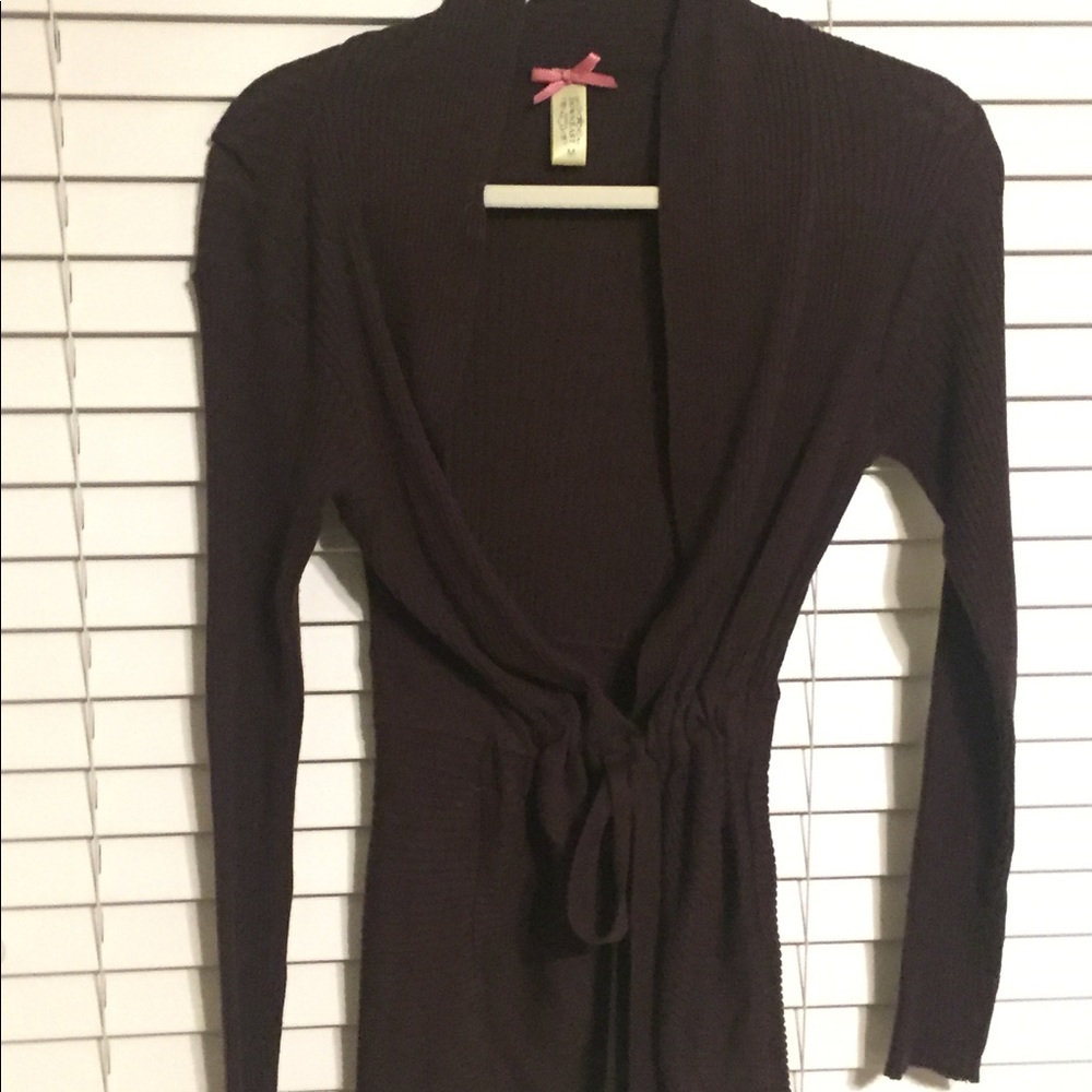 Brown sweater with a satin bow