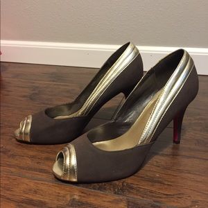 >>5 for $25>> Gold & Brown Pumps with Pink Sole