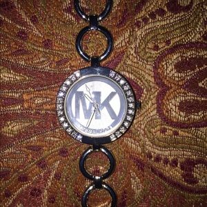 Circled Fashion Watch w/ Diamonds 💎