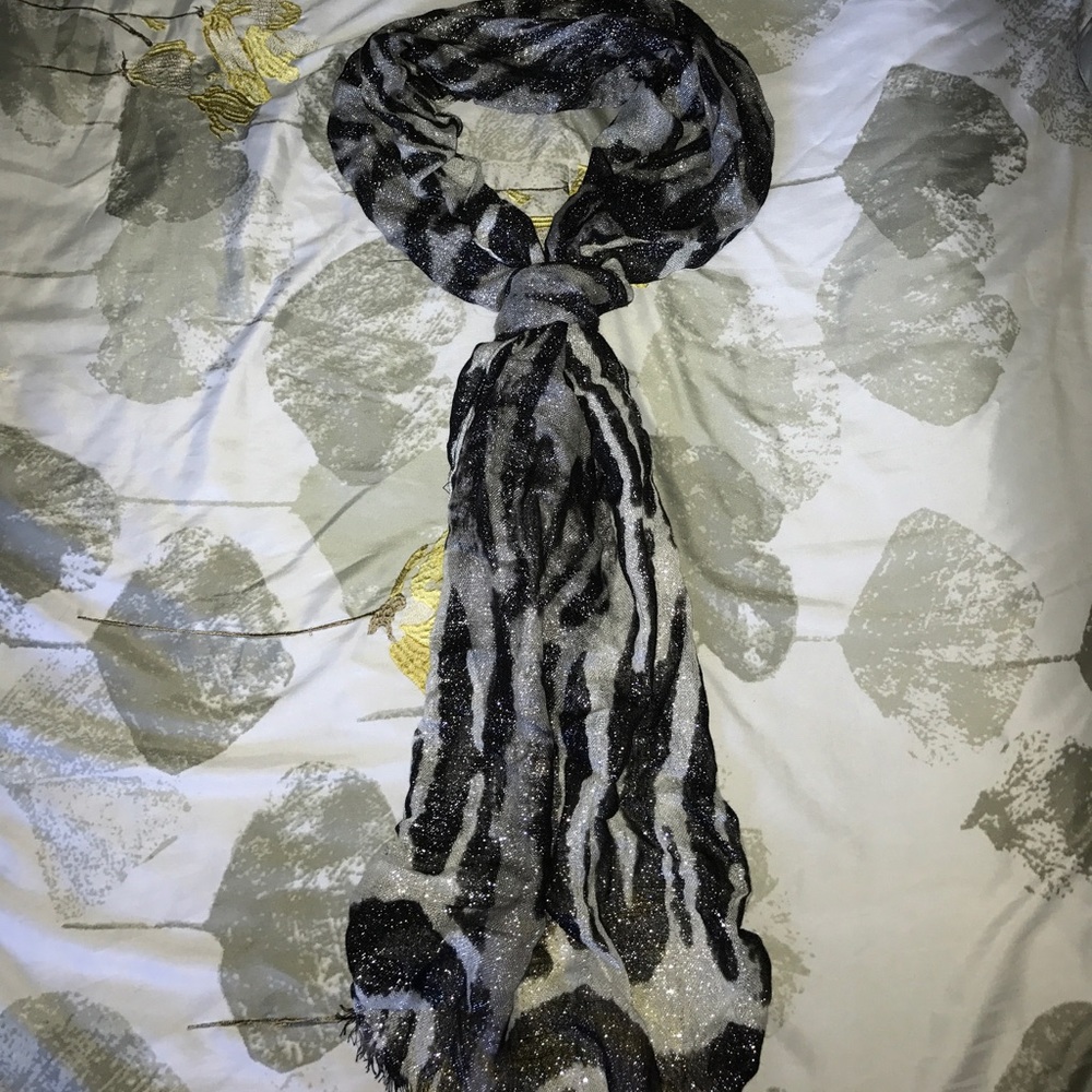 🖤Sparkly zebra scarf🖤