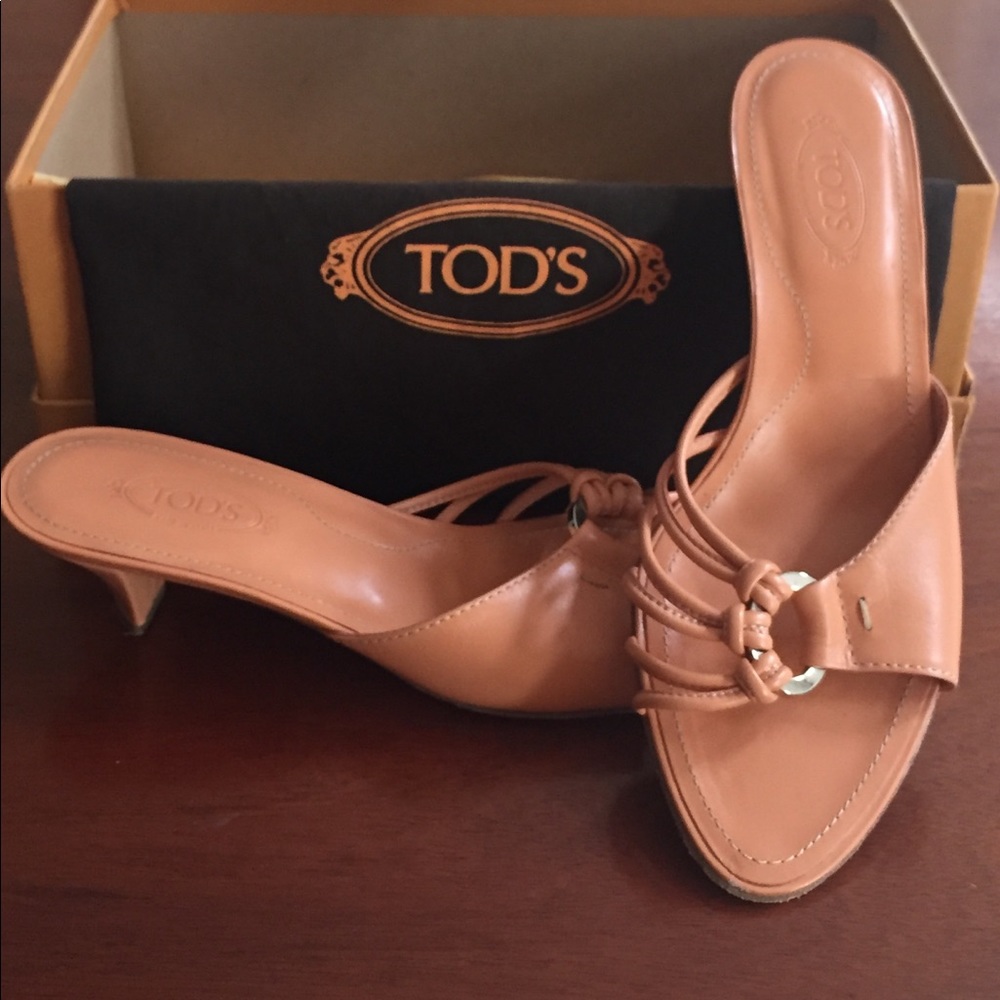 Tod's Size 7 Salmon Color with Silver Hardware