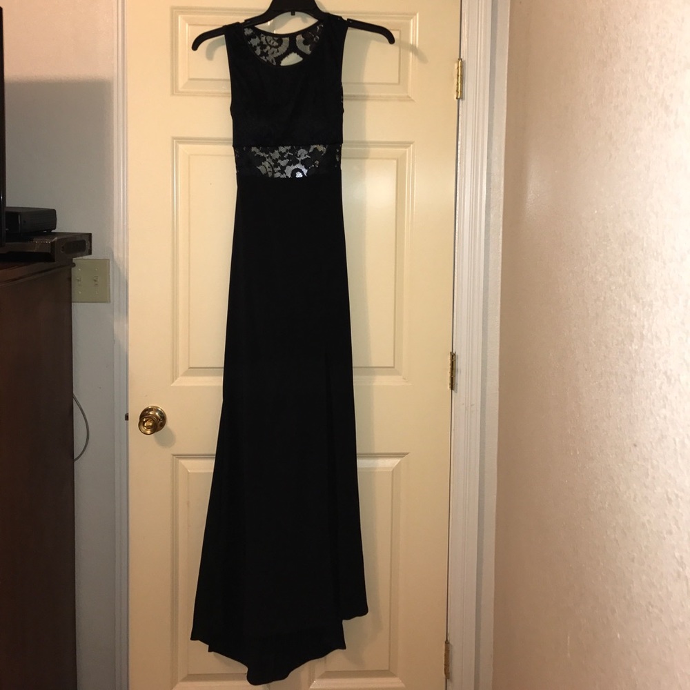 Long dress with lace detail in the color black