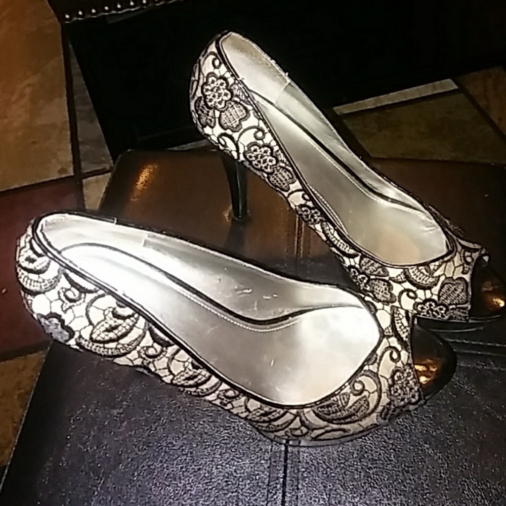 Size 9 1/2 Guess Peek Toe