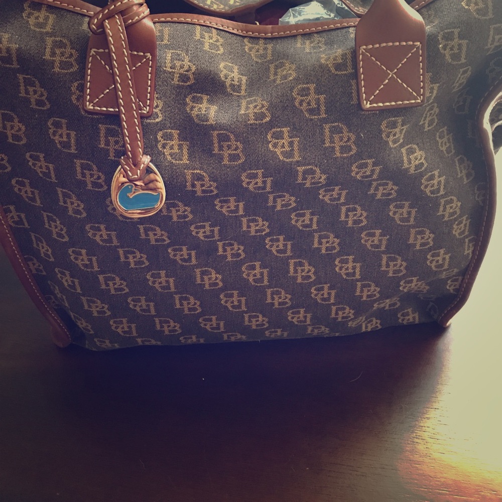 Authentic Dooney and Bourke large shoulder bag..😍