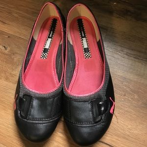 Black and pink puma flats