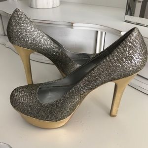 Jennifer Lopez Sparkly Gold Pumps