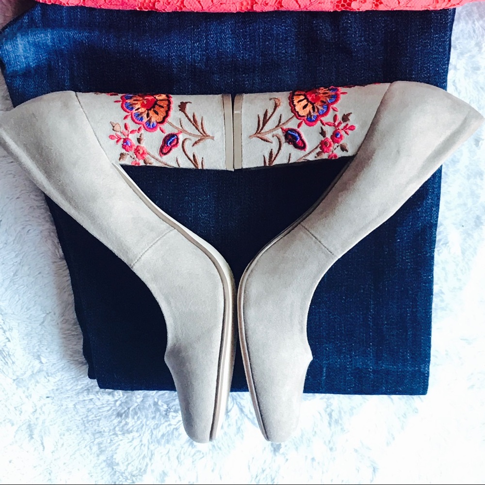 NWT Faux •Suede Tan Heels w/ Floral detail