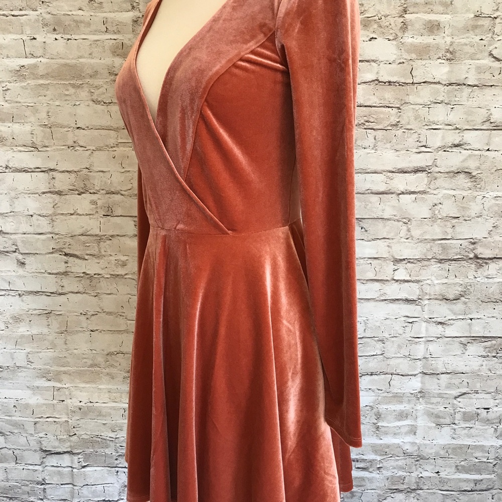 🍊HP🍊Kimchi Blue Velvet Surplice Dress Medium - Picture 4 of 8