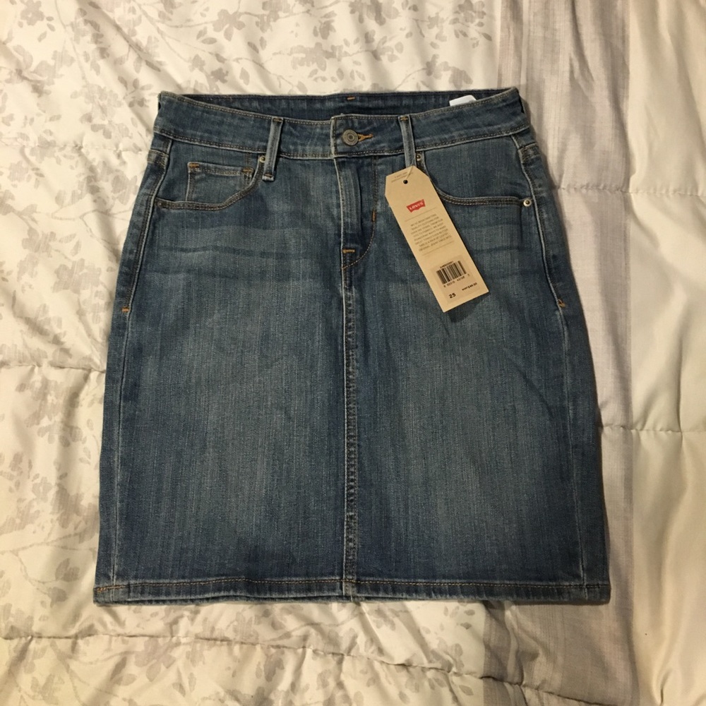 Levi's mid rise denim skirt