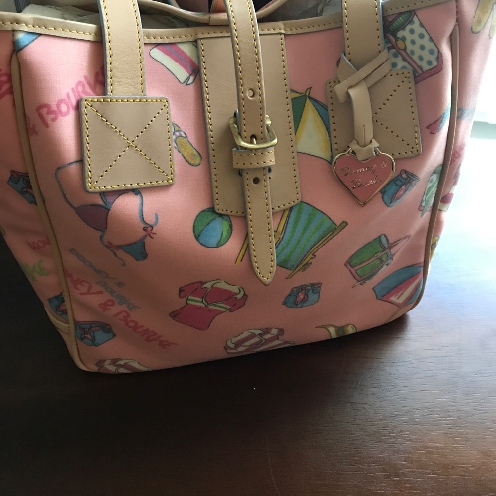 Super cute Authentic Dooney and Bourke bag 😍🤗