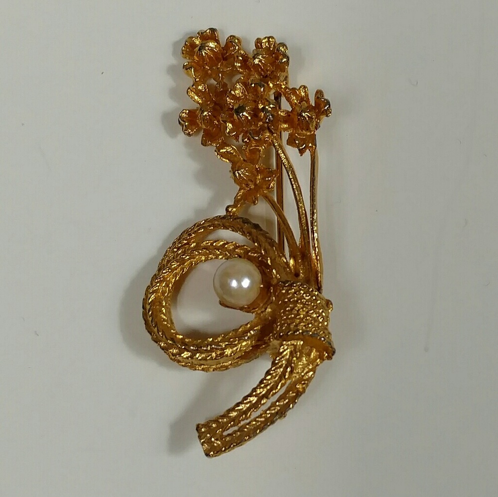Vintage gold tone floral bouquet brooch w pearl
