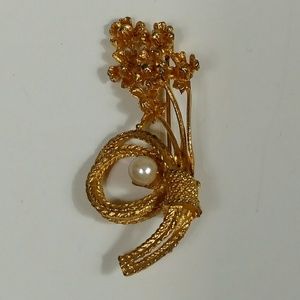 Vintage gold tone floral bouquet brooch w pearl