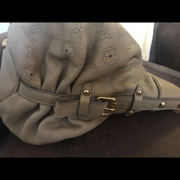 LOUIS VUITTON MAHINA XS HOBO BAG - Picture 3 of 7