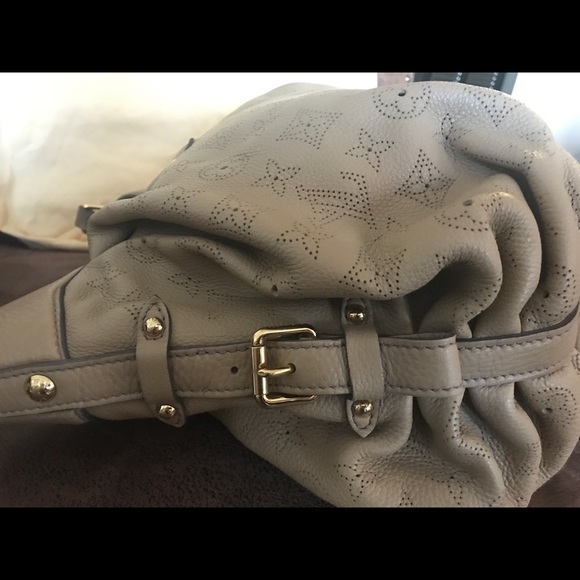 LOUIS VUITTON MAHINA XS HOBO BAG - Picture 4 of 7