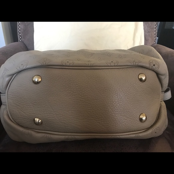 LOUIS VUITTON MAHINA XS HOBO BAG - Picture 5 of 7