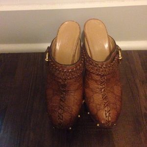 Tan Gucci Guccissima platform braided clogs size 6