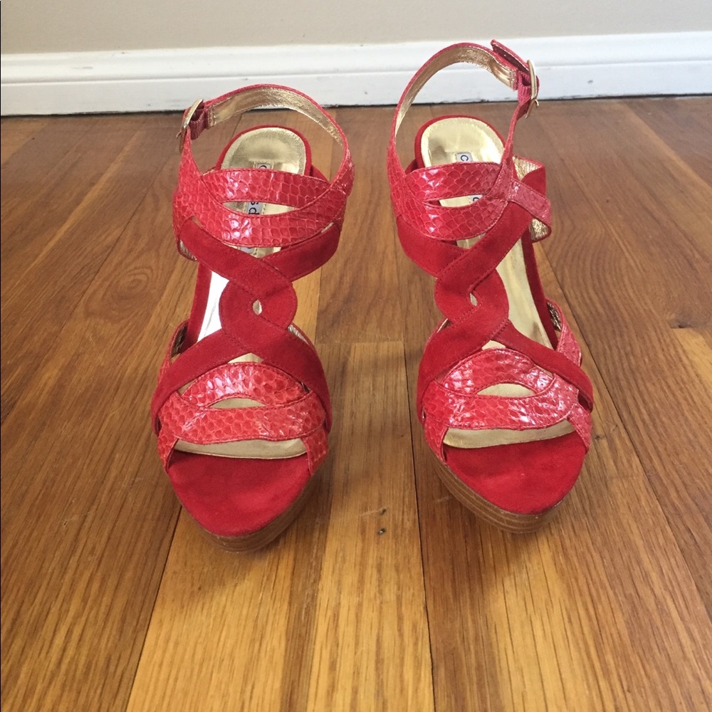 Charles David Sexy red heel!