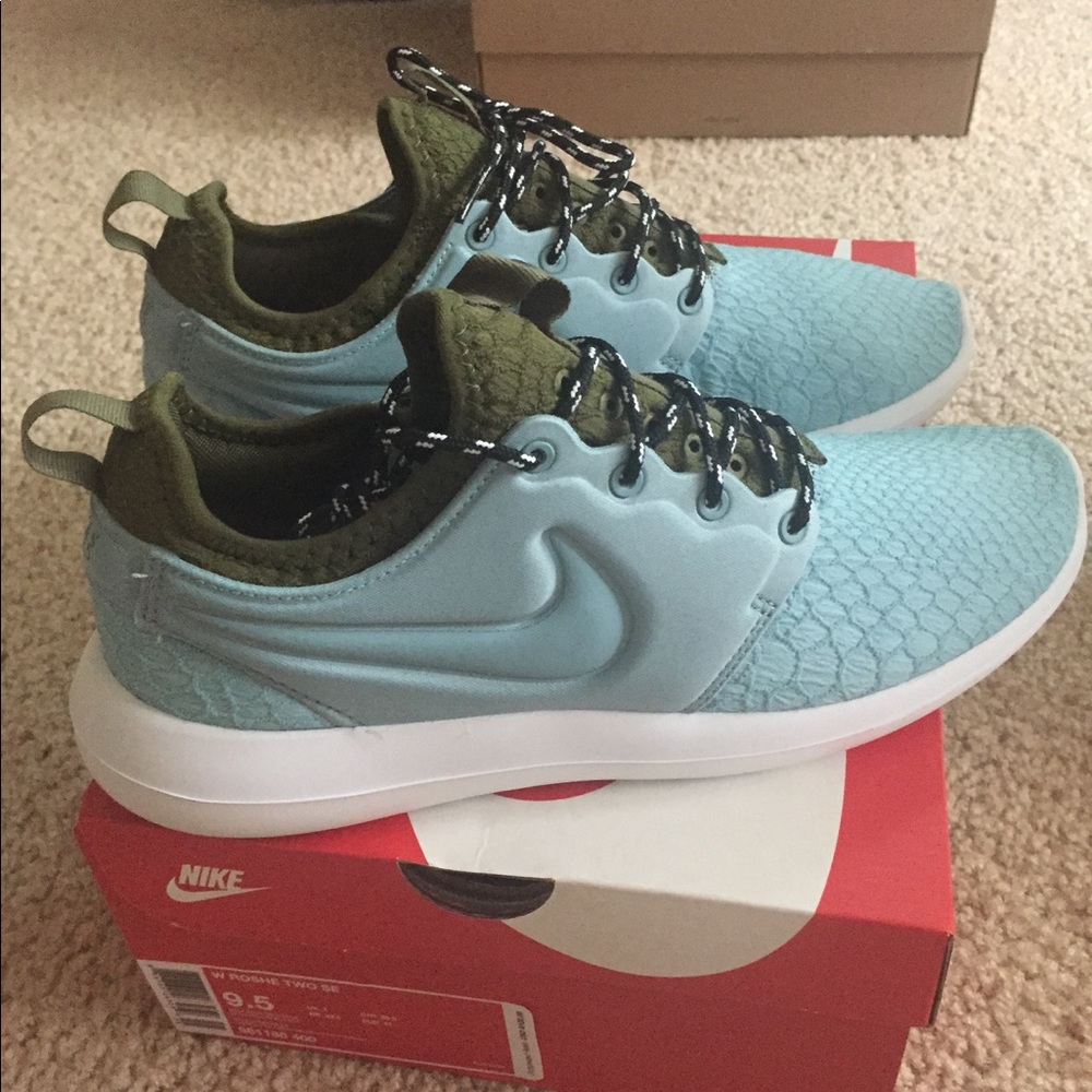 NWT Nike Roshe Two