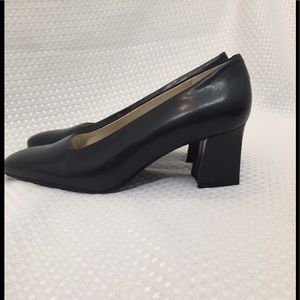 Worthington navy leather heel