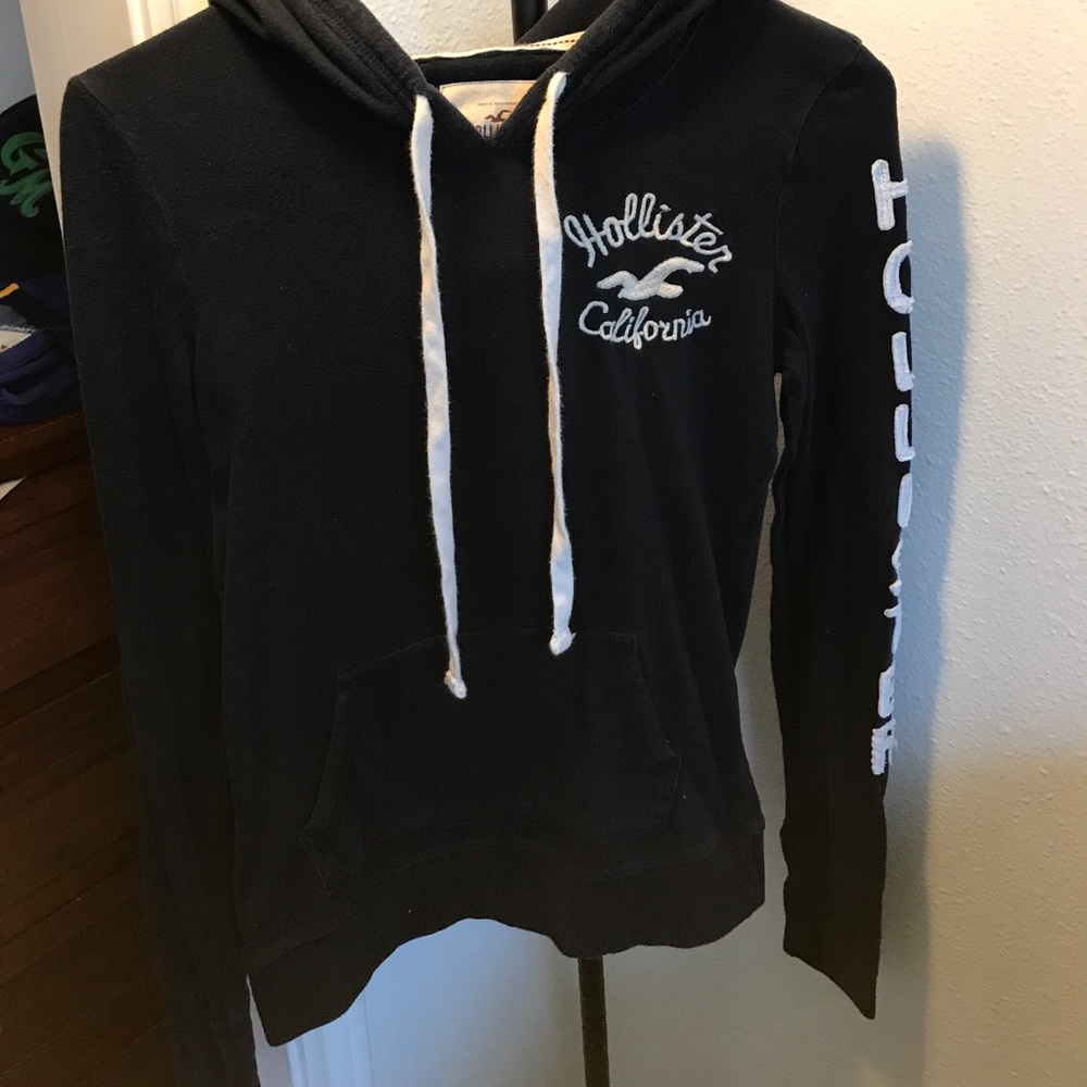 Navy hollister pullover. Size medium.