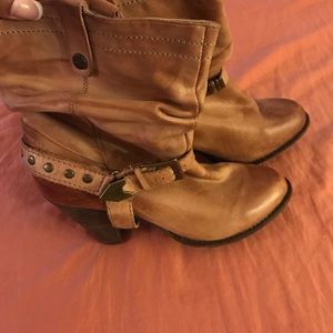 Distressed cognac leather booties!