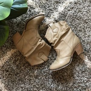  Heeled booties