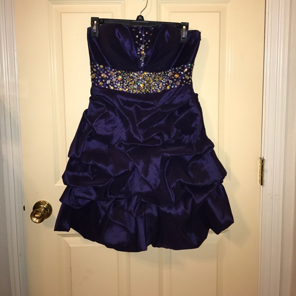 Strapless dress with beading detail. Color purple.