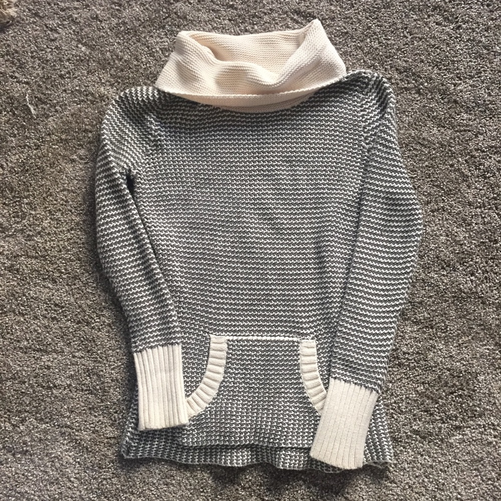 Cowl neck knit pull over.