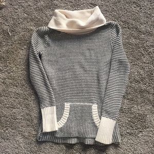 Cowl neck knit pull over.