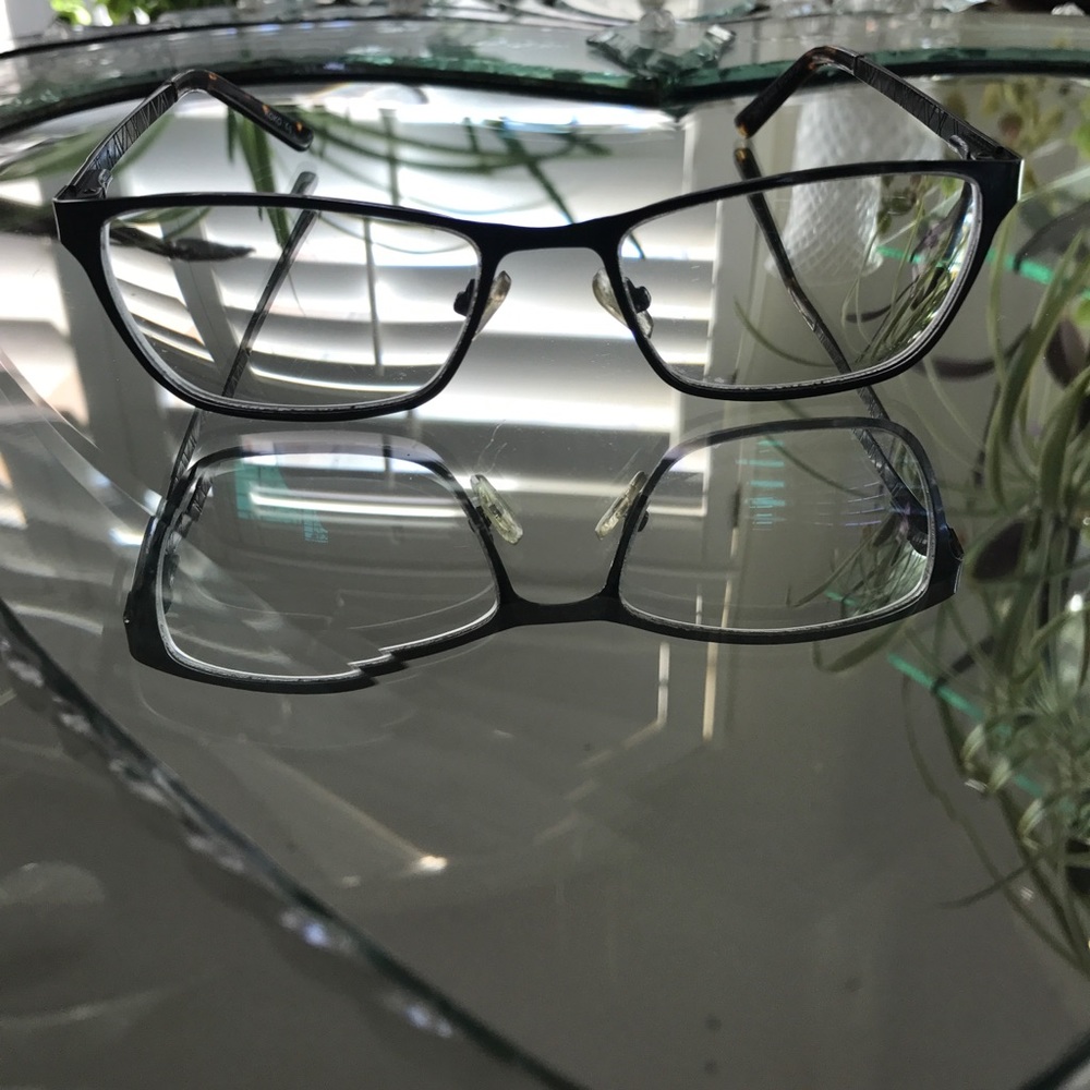 Eyewear unisex. Metal frame. Spring hinges