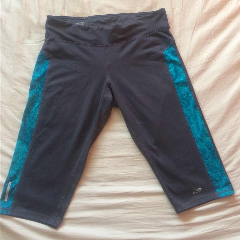 💰⬇️ Champion yoga capris. Side panels. Size L.