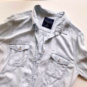 American Eagle Light Chambray Shirt (Size M) American Eagle Light Chambray Shirt (Size M)