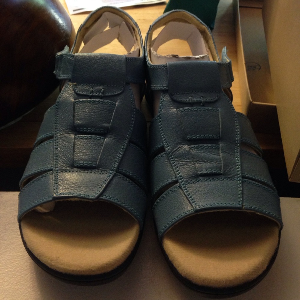 New Easy Spirit Dr. scholl sandals.