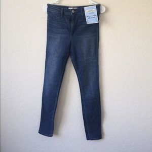 Hollister jeans, size 7, never worn!