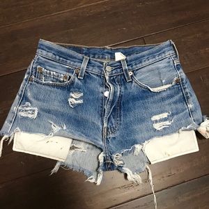 HIGH WAISTED LEVI’S SHORTS