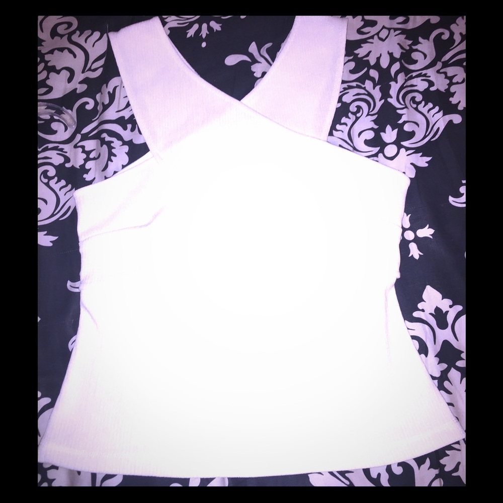 🔥3hrFlash Sale🔥 NWT Cute top w/opening in back