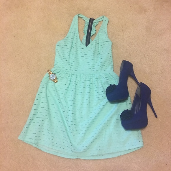 Dresses & Skirts - Fun mint green eyelet dress