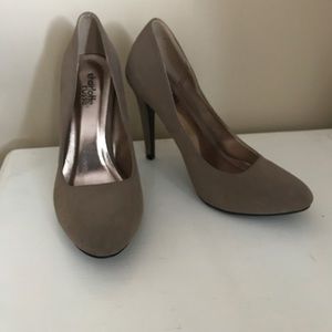 Grey/brown suede round toe heels