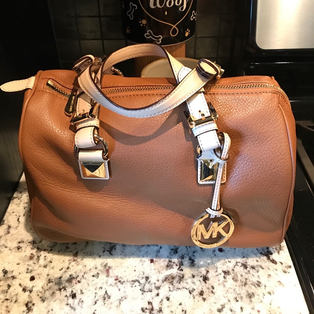 NWT-Never used medium beautiful satchel