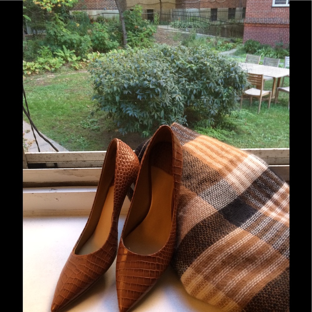 Nine West moc crock texture 2 1/2 inch heel.