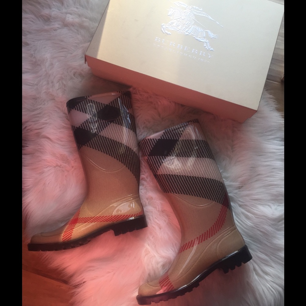 Burberry boots 🚫SOLD🚫